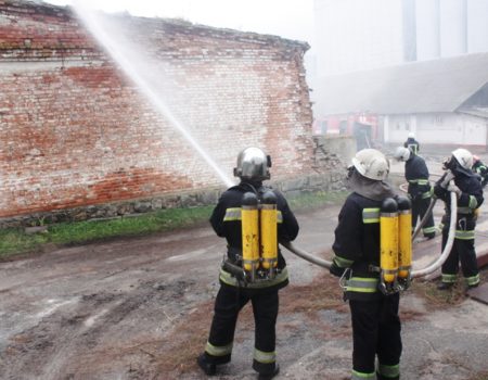 Рятувальники провели навчання з ліквідації надвичайної ситуації на хлібзаводі. ФОТО