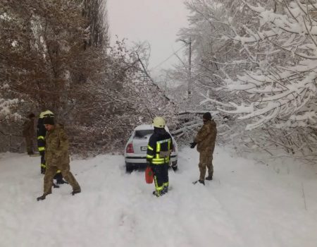 Рятувальники продовжують визволяти автівки зі снігових заметів. ФОТО