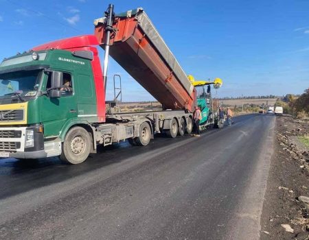 На Кіровоградщині почали влаштовувати верхній шар покриття дороги Джулинка-Гайворон. ФОТО