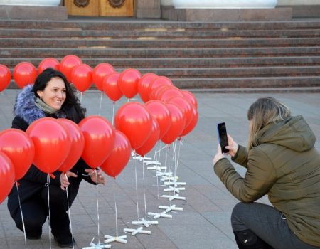 У Кропивницькому перед міськрадою створили фотозону “З Україною в серці”. ФОТО