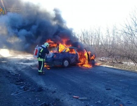 На Кіровоградщині згорів легковий автомобіль, водій загинув. ФОТО