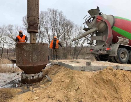 Будівельники продовжили ремонт мосту на дорозі до Головківки