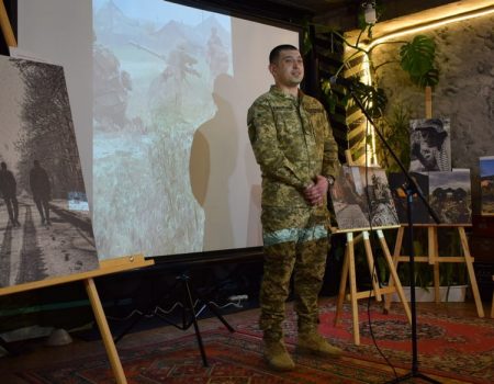 У Кропивницькому відкрилася фотовиставка бійця тероборони “Залізне ТРО”. ФОТО