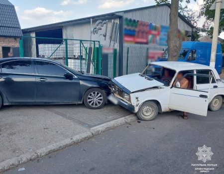 У Кропивницькому п’яний водій ВАЗ 2115 “пом’яв” припаркований на тротуарі Lexus ES 350. ФОТО