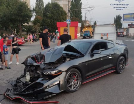 У Кропивницькому водій Ford Mustang врізався в електроопору. ФОТО