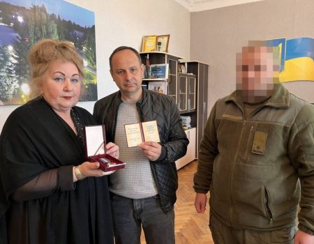 На Кіровоградщині вручили державну нагороду матері загиблого військового. ФОТО