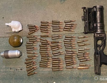 На Кіровоградщині поліцейські вилучили в 30-річного чоловіка боєприпаси та зброю. ФОТО