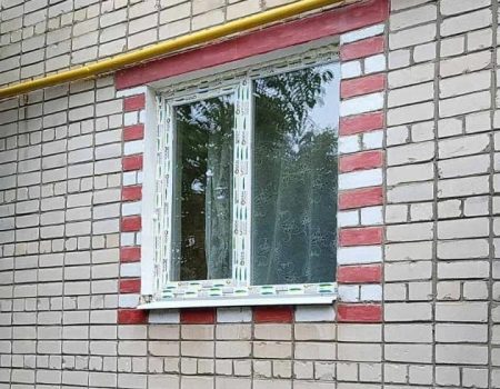 У Світловодську на Кіровоградщині міняють пошкоджені вибухами вікна на нові. ФОТО