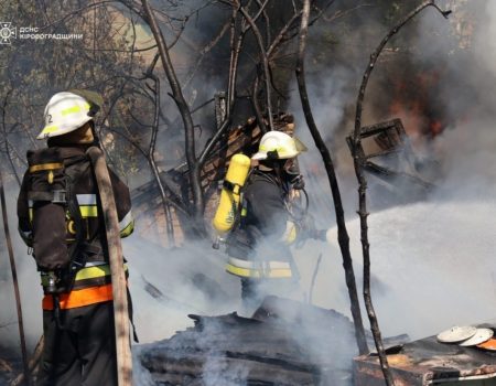 У Кропивницькому майже 4 години гасили пожежу в житловому секторі. ФОТО