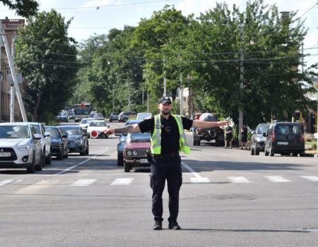 На найзавантаженіших перехрестях Кропивницького під час відключень світла працюють регулювальники. ФОТО