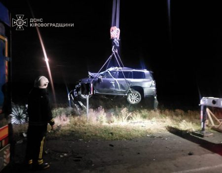 На Кіровоградщині внаслідок зіткнення вантажівки і легковика загинув чоловік. ФОТО