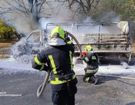 У Кропивницькому на узбіччі дороги вщент згоріла вантажівка. ФОТО