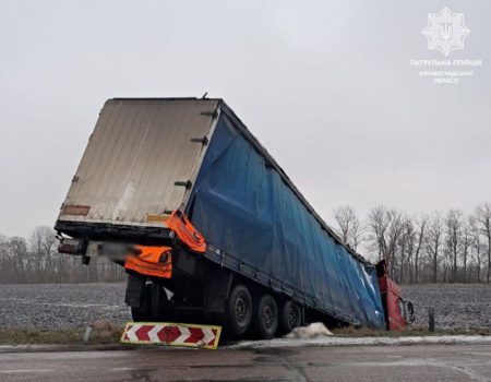 Поблизу Кропивницького вантажівка з’їхала в кювет. ФОТО